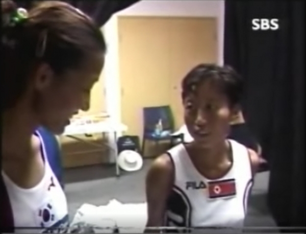 마라톤을 마친 뒤 오미자 선수(왼쪽)가 함봉실 선수(북한)에게 다가가 발의 상태가 어떤지 묻고 있다. 윤천석 SBS 기자가 2000년 시드니 올림픽에서 특종 보도한 8시 뉴스 화면.